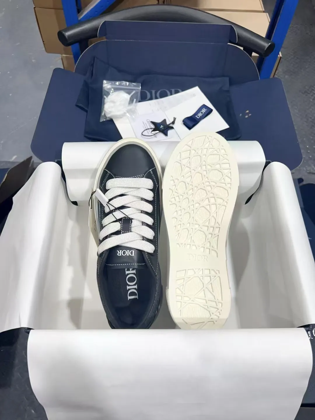 👟👟Ex-factory price 560👟👟 𝐃𝐢𝐨𝐫 𝐱 𝐒𝐭𝐨𝐧𝐞 𝐈𝐬𝐥𝐚𝐧𝐝 𝐁𝟯𝟯 Dior co-branded Stone Island new casual sports shoes Skateboard shoes 111111111 This B33 sneaker comes from the DIOR AND STONE ISLAND limited series. It is a new interpretation of the classic tennis shoe. The fashionable silhouette highlights the heavy texture. The black-dyed cotton has a delicate wash and soft texture, and is finished with the classic Oblique print on the sides, paying homage to the exceptional craftsmanship of the exclusive collaboration. The tongue is embossed with the Dior signature, while cannage panels on the front, DIOR AND STONE ISLAND signature on the back and insole. The rubber outsole features the Dior Oblique pattern, while a contrasting Dior 30 Avenue Montaigne signature on the rear adds style. It can add a modern touch to various casual looks, and can also be matched with other DIOR AND STONE ISLAND items. Exquisite packaging at the delivery counter🛍📦 Customized cowhide material, sheepskin lining, original molded outsole Size: 35-45